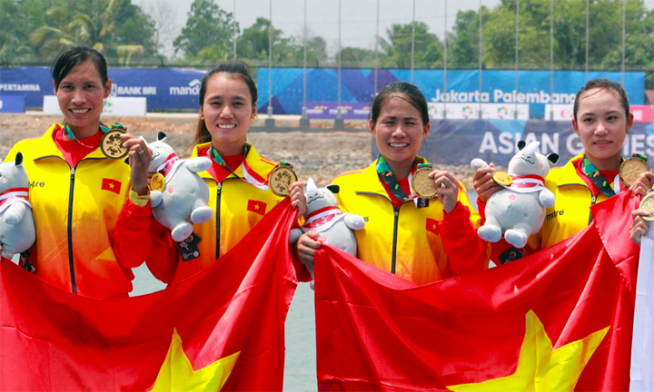 Các tay chèo Việt Nam trên bục nhận huy chương